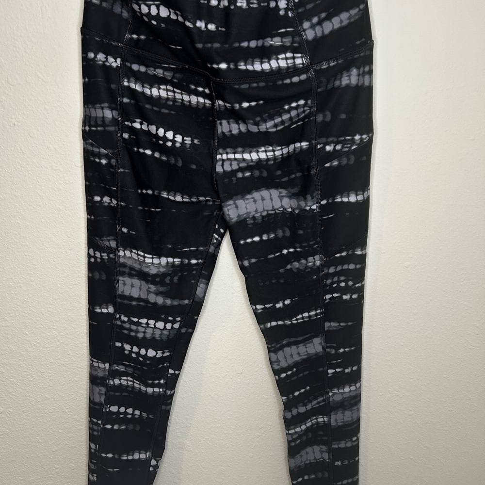 Womens Black and Gray Patterned Avia Leggings With Pockets